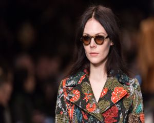 Franjuri si motive florale la London Fashion Week