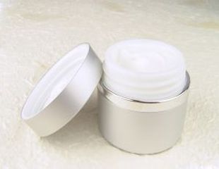 3 produse anti-aging de care nu ai nevoie (si 3 care iti trebuie)