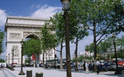 Faci shopping pe Champs-Elysees? E cea mai scumpa artera comerciala din Europa