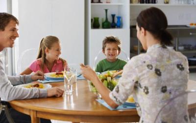 Bunele maniere la masa pentru copii. Cele 4 reguli de aur.
