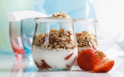 Mic-dejun rapid: Iaurt cu cereale, seminte si fructe