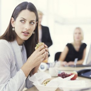 5 tipuri de colegi care iti saboteaza dieta