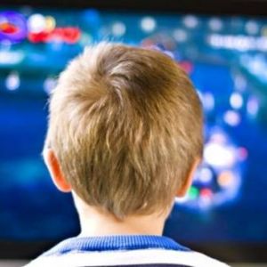Copiii petrec mai mult timp in fata televizorului decat la scoala