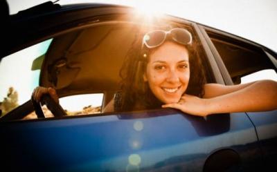 La gunoi cu stereotipurile. Femeile se descurca mai bine decat barbatii in trafic