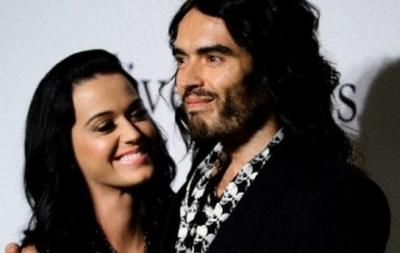 Actorul Russell Brand si cantareata Katy Perry divorteaza dupa putin peste un an de casnicie