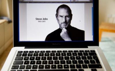 Biografia lui Steve Jobs. Din garajul casei parintesti, la idol al tehnologiei
