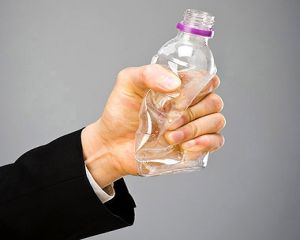 Bei apa din sticle de plastic? Stiai ca te poti imbolnavi?