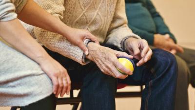 5 lucruri pe care membrii familiei unui bolnav cu Parkinson trebuie sa le stie