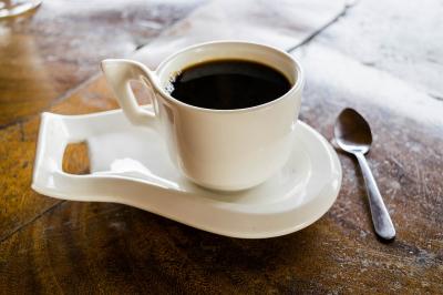 Dependenta de cofeina: cum este afectat organismul de cafeaua in exces