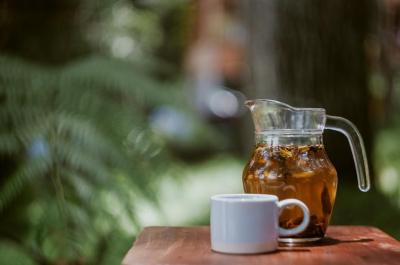 3 ceaiuri racoritoare de vara: ard grasimile rapid si te hidrateaza