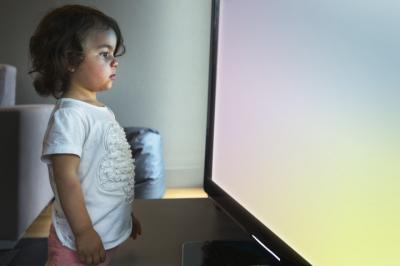 OMS: Fara televizor, tableta sau telefon mobil pentru copiii sub doi ani