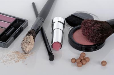 7 Produse de make-up pe care trebuie sa le ai in trusa