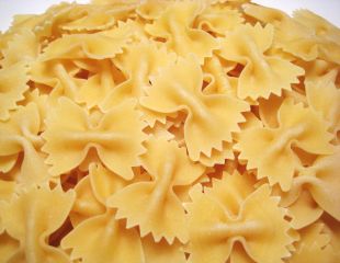 Pranzul la birou: Salata cu paste farfale si pui