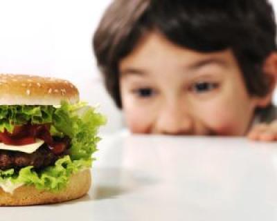 Reclamele la produsele fast food cresc rata obezitatii in randul copiilor