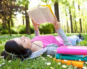 Pasionata de lectura? 3 parcuri din Capitala au devenit biblioteci in aer liber