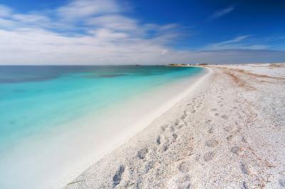 Turistii inca fura nisip si cochilii din Sardinia, desi amenda este uriasa