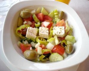 Salate care te ingrasa mai rau decat mancarea fast food