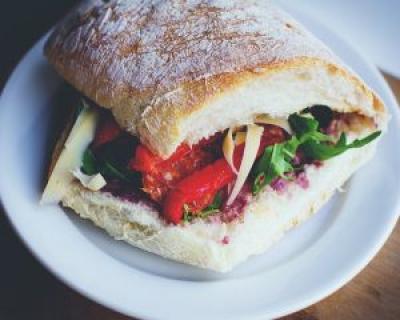 Cum sa prepari un sandvis gustos: 4 ingrediente sanatoase
