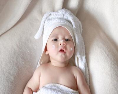 Cum trebuie sa ai grija de pielea sensibila a bebelusului