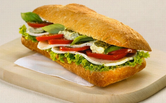 Sandvis cu branza, cascaval si legume