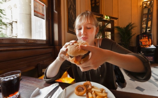 Mancarea fast-food ne face depresivi