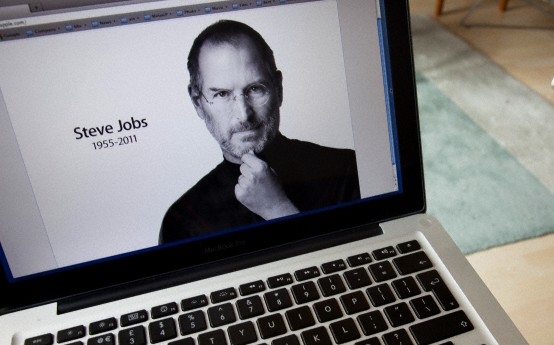 Steve Jobs premiat postum la gala Grammy Awards 2012