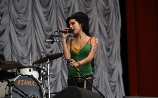 Ce mai fac vedetele pentru bani si faima. Pete Doherty vinde o panza pictata cu sangele regretatei Amy Winehouse