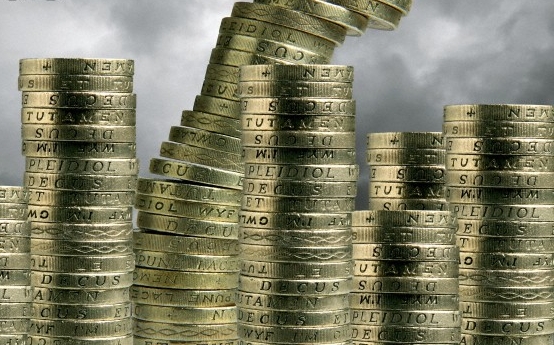 Euro este in scadere, iar randamentele obligatiunilor Italiei cresc
