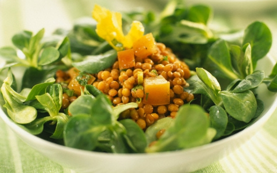 Salata cu morcovi caramelizati, mazare si porumb