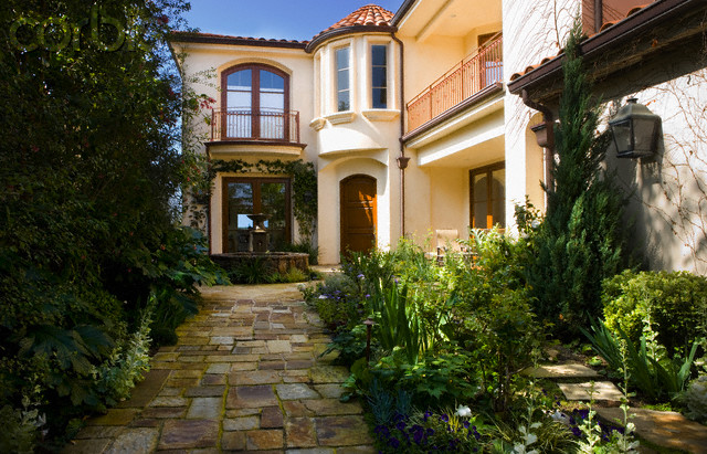 4 tipuri de plante potrivite pentru gradinile de mici dimensiuni