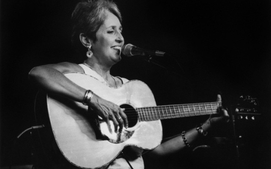 Joan Baez a primit Legiunea de Onoare de la ministrul francez al Culturii