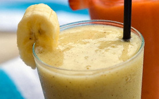 Smoothie cu banana, miere si afine