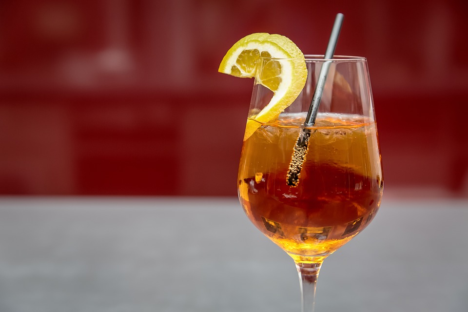 VIDEO: Cum sa prepari un Aperol Spritz racoritor si delicios