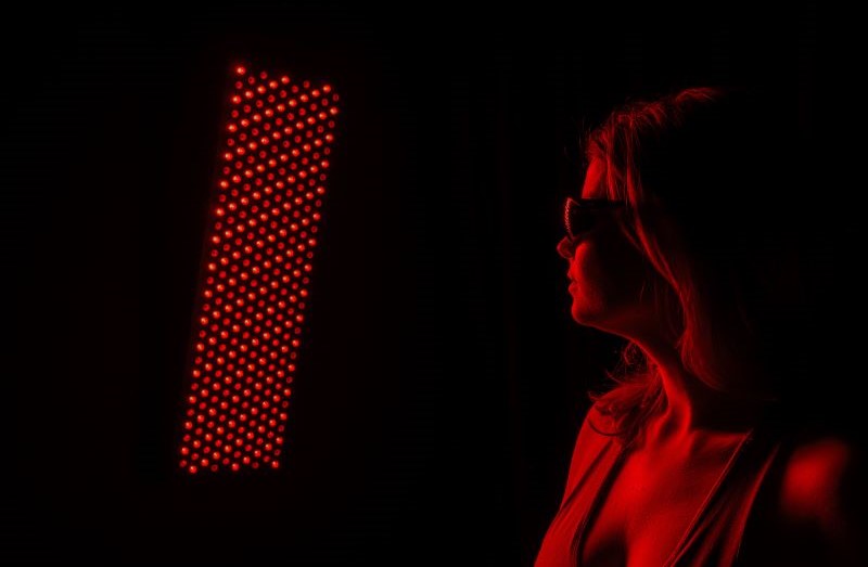 Echipamentele cu lumina rosie in dermatologie: aplicatii si beneficii