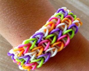 Bratarile elastice Rainbow Loom, periculoase pentru copii si adolescenti