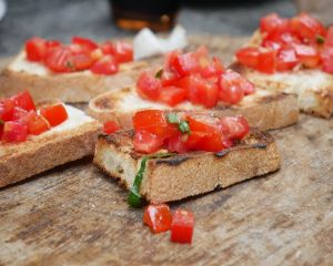 Bruschete cu legume si ardei iute