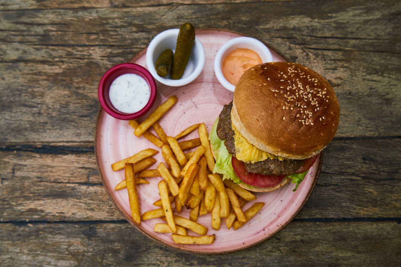 De ce ne place mancarea de tip fast-food si cum ne afecteaza viata