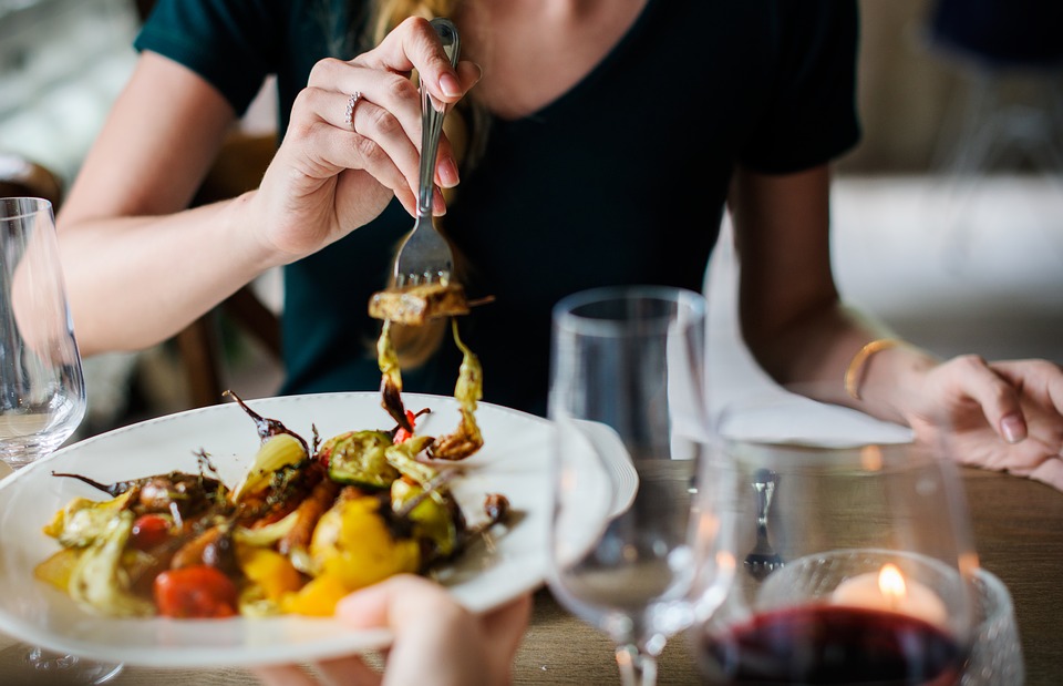 Reguli de eticheta de respectat cand mergi la restaurant