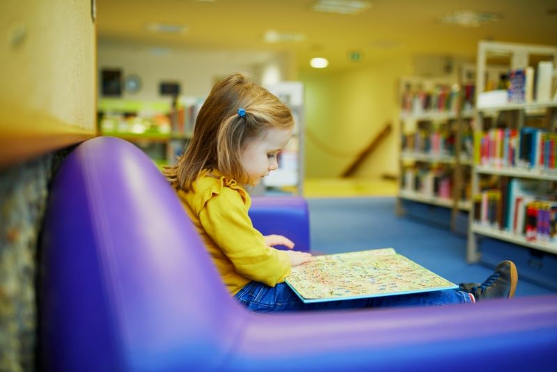 Citeste, joaca-te, invata: 8 activitati de lectura pentru cei mai mici (0–5 ani)