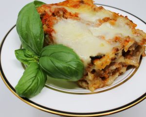 Primeste primavara in bucatarie cu o lasagna cu carne si spanac