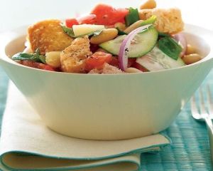 Salata Panzanella - specialitate culinara din Toscana