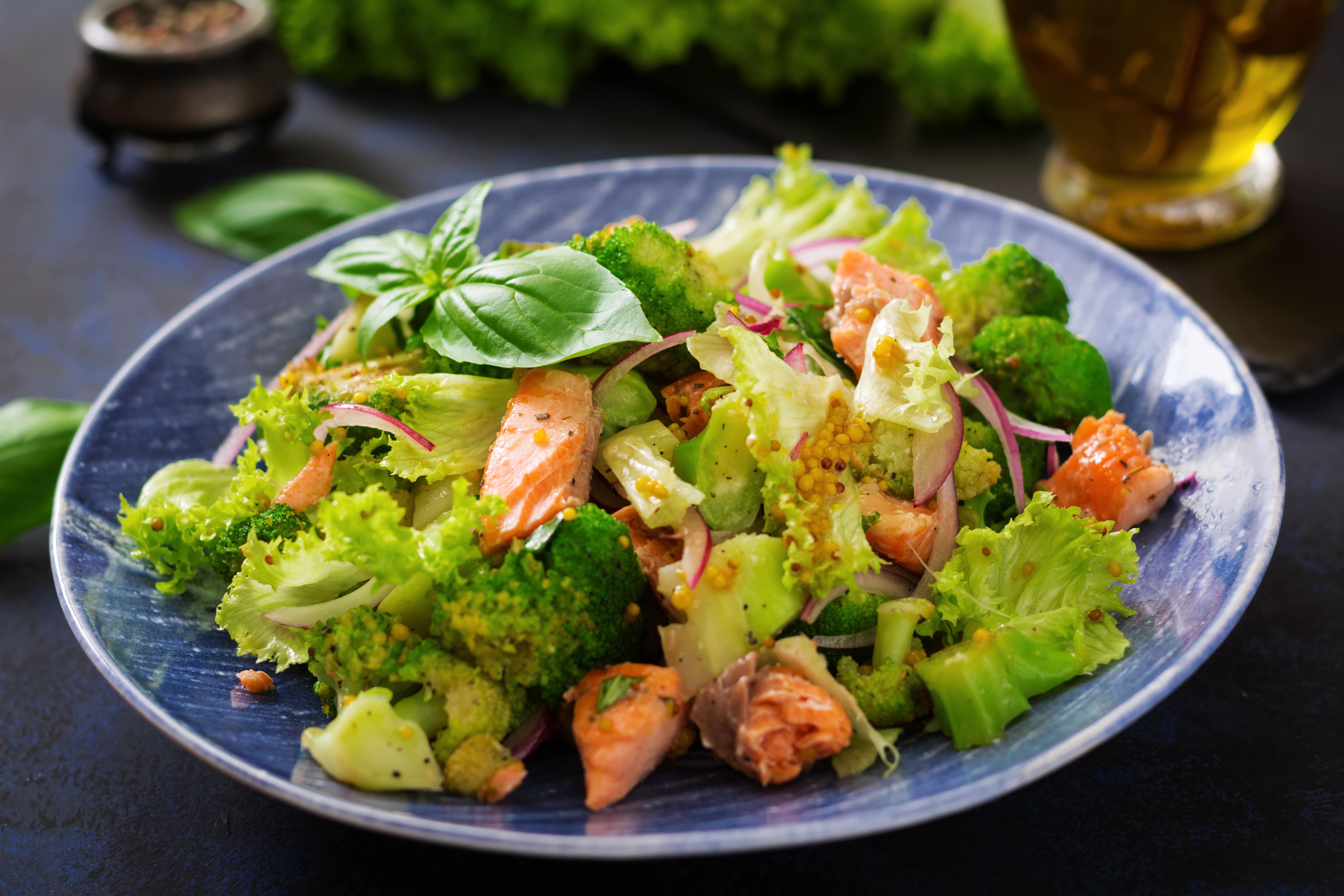 Delicios! Salata de broccoli si slanina crocanta