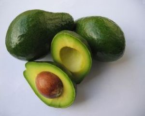 Salata de avocado cu somon afumat