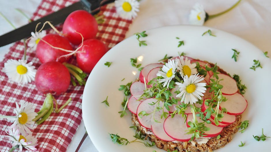 Salata de primavara cu ridichi, detoxifiere si slabire in acelasi timp