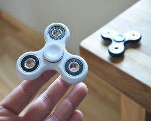 De ce sunt copiii innebuniti dupa kendama si spinner fidget?