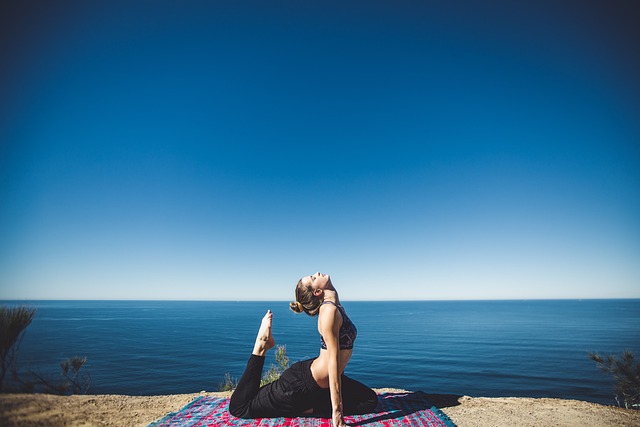 Yoga: Cum sa incepi sa practici acasa cu 50 de exercitii usor de urmat