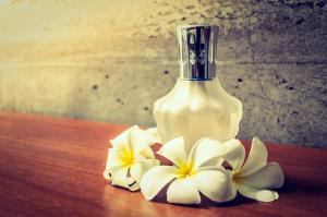 Parfumuri arabesti pentru femei: Note senzuale si delicate care incanta simturile