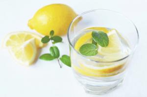 Apa cu lamaie - Top 10 beneficii pentru sanatate
