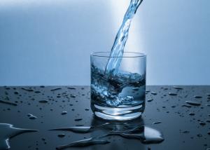 Apa filtrata vs apa de la robinet: Beneficii si costuri