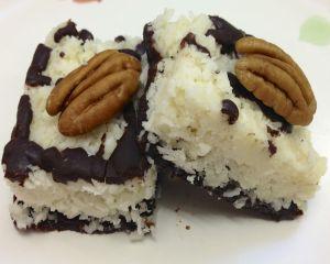 Desert fara coacere: batoane cu ciocolata si nuca de cocos